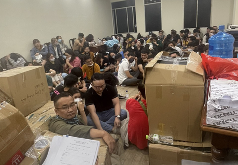 Một nhóm chuyên đòi nợ bị cảnh sát triệu tập - Ảnh: Công an cung cấp Một nhóm chuyên đòi nợ bị cảnh sát triệu tập - Ảnh: Công an cung cấp