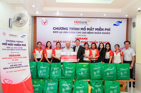 Phẫu thuật mắt miễn phí cho hơn 200 người nghèo tìm lại ánh sáng - Ảnh 2. Phẫu thuật mắt miễn phí cho hơn 200 người nghèo tìm lại ánh sáng - Ảnh 2.