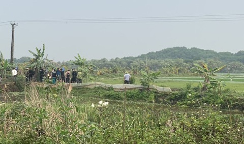 Hai thanh niên tử vong bên bờ ao, nghi bị điện bẫy chuột giật - Ảnh 1. Hai thanh niên tử vong bên bờ ao, nghi bị điện bẫy chuột giật - Ảnh 1.