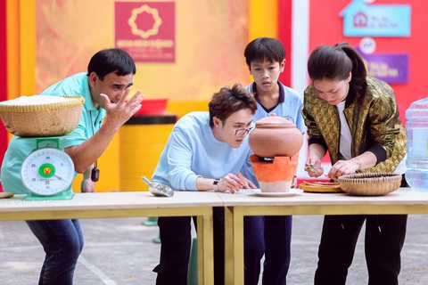 Cười té ghế với thử thách lắc bóng của Ngọc Lan, Huỳnh Lập - Ảnh 1. Cười té ghế với thử thách lắc bóng của Ngọc Lan, Huỳnh Lập - Ảnh 1.