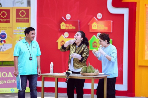 Cười té ghế với thử thách lắc bóng của Ngọc Lan, Huỳnh Lập - Ảnh 4. Cười té ghế với thử thách lắc bóng của Ngọc Lan, Huỳnh Lập - Ảnh 4.