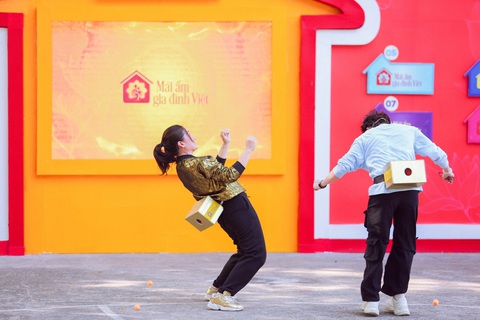 Cười té ghế với thử thách lắc bóng của Ngọc Lan, Huỳnh Lập - Ảnh 5. Cười té ghế với thử thách lắc bóng của Ngọc Lan, Huỳnh Lập - Ảnh 5.