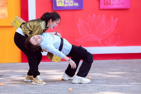 Cười té ghế với thử thách lắc bóng của Ngọc Lan, Huỳnh Lập - Ảnh 7. Cười té ghế với thử thách lắc bóng của Ngọc Lan, Huỳnh Lập - Ảnh 7.