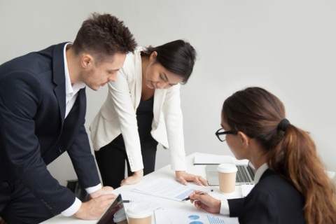 Sales Executive: Mô tả công việc, kỹ năng và cơ hội việc làm - Ảnh 1. Chuyên viên kinh doanh triển khai kế hoạch bán hàng theo khu vực được chỉ định - Ảnh: Internet
