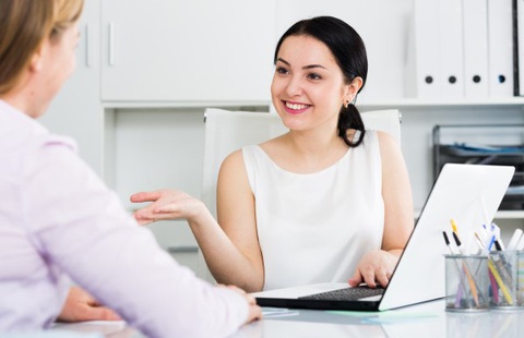 Sales Executive: Mô tả công việc, kỹ năng và cơ hội việc làm - Ảnh 3. Chăm sóc khách hàng tận tâm giúp tăng cơ hội bán hàng - Ảnh: Internet