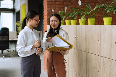 Kỹ năng mà tất cả các nhà quản lý nhân sự phải có - Ảnh 2. Rất nhiều giấy tờ phải giải quyết, rất nhiều người phải gặp - Ảnh:Pexels