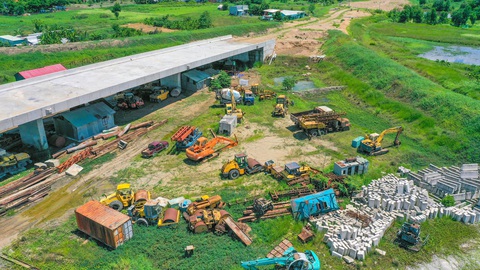 Thông xe tuyến cao tốc Bến Lức - Long Thành: Đừng hứa nữa! - Ảnh 1. Trên công trường dự án cao tốc Bến Lức - Long Thành đoạn TP.HCM vẫn còn ngổn ngang - Ảnh: Quang Định