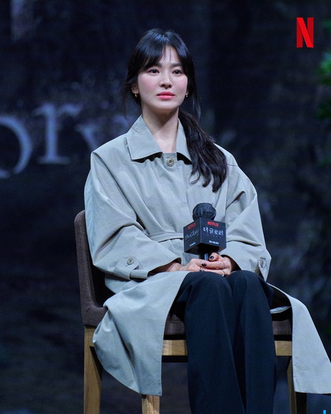 Song Hye Kyo cười hạnh phúc khi fan tái hiện cảnh diễn của cô trong The Glory - Ảnh 1. Song Hye Kyo cười hạnh phúc khi fan tái hiện cảnh diễn của cô trong The Glory - Ảnh 1.