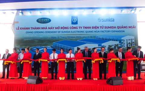 Khánh thành nhà máy mở rộng của Công ty TNHH điện tử Sumida tại Quảng Ngãi - Ảnh 1. Các đại biểu cắt băng khánh thành - Ảnh: TRẦN MAI