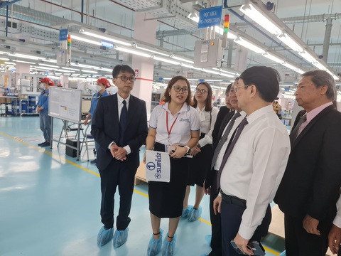 Khánh thành nhà máy mở rộng của Công ty TNHH điện tử Sumida tại Quảng Ngãi - Ảnh 5. Các đại biểu tham quan nhà xưởng của công ty Sumida - Ảnh: TRẦN MAI