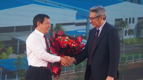 Khánh thành nhà máy mở rộng của Công ty TNHH điện tử Sumida tại Quảng Ngãi - Ảnh 2. Ông Đặng Văn Minh, chủ tịch UBND tỉnh Quảng Ngãi (trái) trao hoa chúc mừng công ty Sumida khánh thành nhà máy - Ảnh: TRẦN MAI
