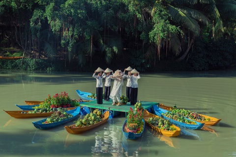 VP Bá Vương tung MV giàu có nhất V-pop - Ảnh 4. VP Bá Vương tung MV giàu có nhất V-pop - Ảnh 4.