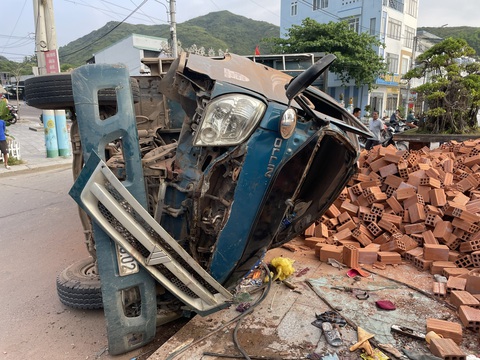 Xe tải chở gạch lao xuống dốc, tài xế chết tại chỗ - Ảnh 2. Xe tải chở gạch lao xuống dốc, tài xế chết tại chỗ - Ảnh 2.