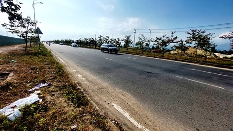 Lái Mercedes tông người rồi bỏ chạy: “Người nhà” cán bộ ngân hàng tìm cách thương lượng - Ảnh 1. Đoạn đường Võ Nguyên Giáp (tại huyện Diên Khánh, Khánh Hòa) và vị trí hiện trường 3 nạn nhân bị tai nạn nhưng tài xế lái xe Mercedes bỏ chạy - Ảnh: PHAN SÔNG NGÂN