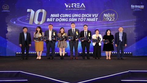 Meey Land đạt ‘Top 10 nhà cung ứng dịch vụ bất động sản tốt nhất năm 2022’ - Ảnh 1. Bà Nguyễn Thị Thu Quỳnh, Phó Giám đốc Trung tâm nghiên cứu và quản lý sản phẩm Công ty Cổ phần Tập đoàn Meey Land nhận giải thưởng tại Lễ vinh danh ( thứ ba từ phải sang).
