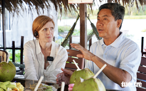 Mỹ hỗ trợ nông dân miền Tây - Ảnh 1. Bà Samantha Power lắng nghe câu chuyện nuôi trồng của ông Lý Văn Bon - Ảnh: HỒNG VÂN