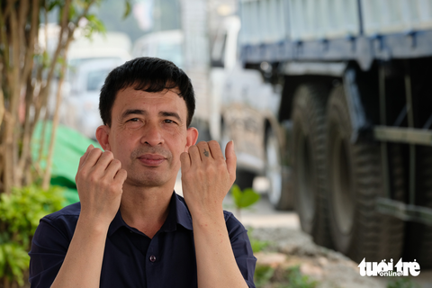 Qúa sốt ruột, nhiều tài xế từ Hà Nội đổ về các tỉnh "ăn trực nằm chờ" để đăng kiểm xe - Ảnh 5. Ông Nguyễn Xuân Tuấn - 50 tuổi, ngụ Yên Viên, Gia Lâm, Hà Nội - khoe "chiến tích" muỗi đốt đỏ tay, chân và mặt sau hai đêm thức trắng xếp hàng. Ông Tuấn cho biết, do nhiều trung tâm đăng kiểm ở Hà Nội phải dừng hoạt động, xe sắp hết hạn nên ông Tuấn phải ngược về Bắc Ninh để làm thủ tục đăng kiểm. “Tôi xếp hàng tại Trung tâm Đăng kiểm 99.02S từ chiều 8-3, đến nay đã là 2 đêm và 3 ngày nhưng vẫn chưa tới lượt. Vất vả vô cùng, để xe lại thì sợ mất xe, nằm lại ngủ 2 đêm thì muỗi đốt đỏ hết người. Bỏ hết cả công việc để đi đăng kiểm”, ông Tuấn cho biết - Ảnh: NGUYÊN BẢO