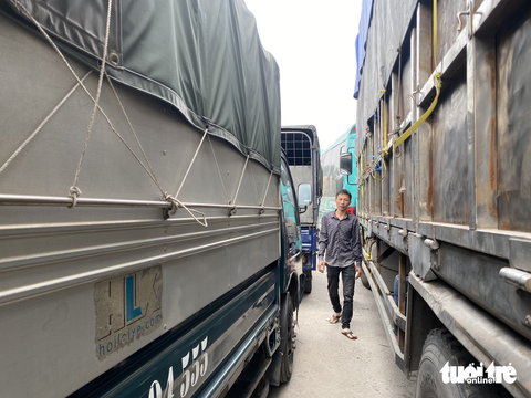 Qúa sốt ruột, nhiều tài xế từ Hà Nội đổ về các tỉnh "ăn trực nằm chờ" để đăng kiểm xe - Ảnh 9. Anh Nguyễn Văn Sửu (huyện Mê Linh, Hà Nội) gương mặt mệt mỏi sau sáu ngày đi đăng kiểm vẫn chưa tới lượt - Ảnh: NGUYÊN BẢO