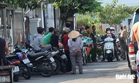 Vụ hai người tử vong ở quận 7: Nghi án cha dượng sát hại con rồi tự tử - Ảnh 1. Vụ hai người tử vong ở quận 7: Nghi án cha dượng sát hại con rồi tự tử - Ảnh 1.