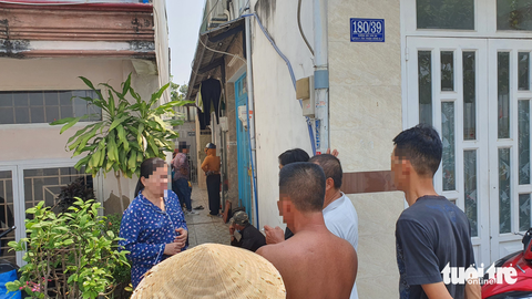 Vụ hai người tử vong ở quận 7: Nghi án cha dượng sát hại con rồi tự tử - Ảnh 2. Vụ hai người tử vong ở quận 7: Nghi án cha dượng sát hại con rồi tự tử - Ảnh 2.