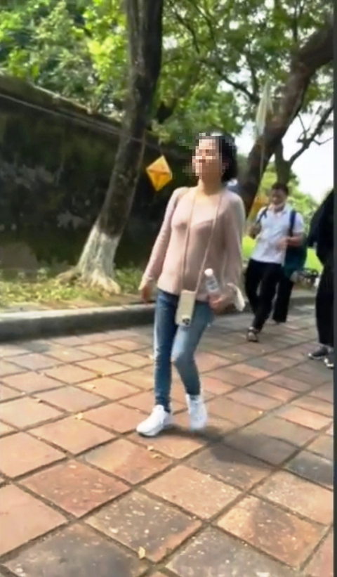 Làm rõ clip hướng dẫn viên du lịch nói phi tần nhà Nguyễn xưa dùng chuối để… ‘tự xử’ - Ảnh 1. Làm rõ clip hướng dẫn viên du lịch nói phi tần nhà Nguyễn xưa dùng chuối để… ‘tự xử’ - Ảnh 1.