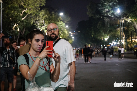 Bữa tiệc âm nhạc ánh sáng Get On Hanoi thu hút du khách - Ảnh 2. Bữa tiệc âm nhạc ánh sáng Get On Hanoi thu hút du khách - Ảnh 2.