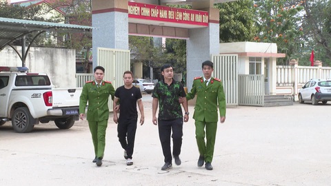 Khởi tố hai tài xế vì cố tình chèn ép xe khách lưu thông trên đường - Ảnh 1. Khởi tố hai tài xế vì cố tình chèn ép xe khách lưu thông trên đường - Ảnh 1.
