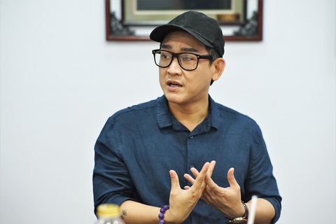 'Về nhà' lan tỏa những câu chuyện đẹp - Ảnh 2. Diễn viên Hứa Vĩ Văn trao đổi khi chấm giải Về nhà