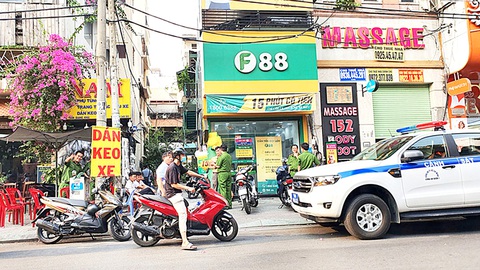 Công an khám xét một phòng giao dịch của Công ty F88 trên đường Trần Quang Khải, quận 1 - Ảnh: MINH HÒA Công an khám xét một phòng giao dịch của Công ty F88 trên đường Trần Quang Khải, quận 1 - Ảnh: MINH HÒA