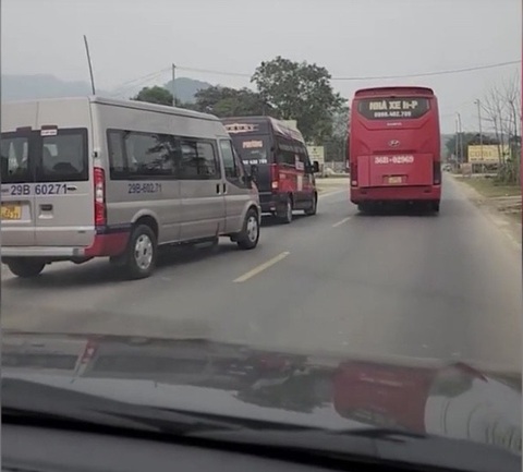 Khởi tố hai tài xế vì cố tình chèn ép xe khách lưu thông trên đường - Ảnh 2. Khởi tố hai tài xế vì cố tình chèn ép xe khách lưu thông trên đường - Ảnh 2.