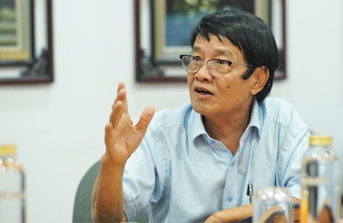 'Về nhà' lan tỏa những câu chuyện đẹp - Ảnh 1. Nhà báo Huỳnh Dũng Nhân trao đổi trong buổi chấm chung khảo "Về nhà" tại tòa soạn Tuổi Trẻ vào ngày 8-3 - Ảnh: HUỲNH VY