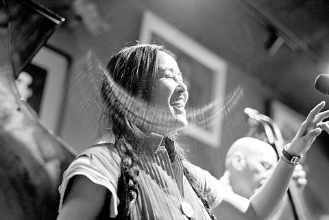 Ca sĩ Hồng Nhung: Tôi cảm ơn những gặp gỡ trong đời - Ảnh 1. Khoảnh khắc diva Hồng Nhung “phiêu” cùng ban nhạc tại Bình Minh Jazz Club - Ảnh: NVCC