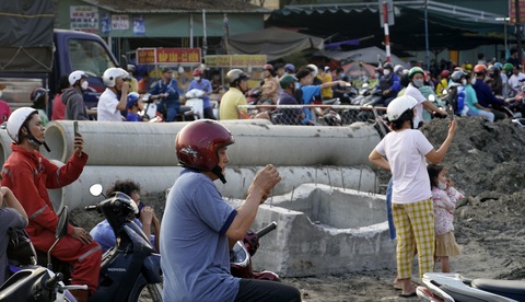 Rạp chiếu phim trong ‘Nhà sách Bạch Đằng’ bốc cháy - Ảnh 3. Rạp chiếu phim trong ‘Nhà sách Bạch Đằng’ bốc cháy - Ảnh 3.