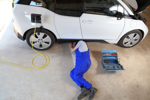 Bất cập sửa xe điện: Trả tiền nhiều hơn, chờ lâu hơn - Ảnh 2. Bất cập sửa xe điện: Trả tiền nhiều hơn, chờ lâu hơn - Ảnh 2.