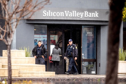 Cảnh sát có mặt tại trụ sở Ngân hàng Silicon Valley (SVB) ở TP Santa Clara, bang California, Mỹ vào ngày 10-3 - Ảnh: AFP Cảnh sát có mặt tại trụ sở Ngân hàng Silicon Valley (SVB) ở TP Santa Clara, bang California, Mỹ vào ngày 10-3 - Ảnh: AFP