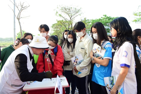 Hôm nay 11-3, hai chương trình tư vấn tuyển sinh tại Kiên Giang - Ảnh 2. Học sinh đến dự chương trình tư vấn tuyển sinh hướng nghiệp diễn ra tại Trường ĐH Kiên Giang sáng 11-3 - Ảnh: DUYÊN PHAN