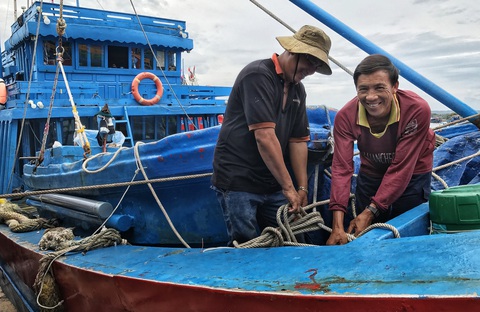 Can trường trên sóng gió đại dương - Kỳ cuối: Xóm Hoàng Sa và những bộ sử sống can trường - Ảnh 1. Ngư dân Bùi Ngọc Lành (phải) sau bao biến cố ở biển vẫn đi Hoàng Sa và con ông đang dần tiếp nối cha.