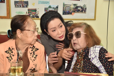 Động viên nghệ sĩ ở Viện dưỡng lão Nghệ sĩ sang Trung tâm dưỡng lão Thị Nghè - Ảnh 4. Động viên nghệ sĩ ở Viện dưỡng lão Nghệ sĩ sang Trung tâm dưỡng lão Thị Nghè - Ảnh 4.