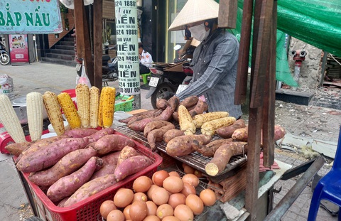 Nhớ má, nhớ quang gánh bắp nướng xưa - Ảnh 1. Nhớ má, nhớ quang gánh bắp nướng xưa - Ảnh 1.
