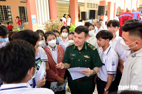 Thiếu tá Phạm Văn Nam - trợ lý tuyển sinh Học viện Biên phòng - tư vấn cho học sinh về khối ngành quân đội trong chương trình chiều 11-3 - Ảnh: D.P Thiếu tá Phạm Văn Nam - trợ lý tuyển sinh Học viện Biên phòng - tư vấn cho học sinh về khối ngành quân đội trong chương trình chiều 11-3 - Ảnh: D.P