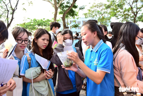Học sinh tìm hiểu ngành học tại gian tư vấn của các trường trong chương trình tư vấn tuyển sinh - hướng nghiệp tại Trường ĐH Kiên Giang vào sáng 11-3 - Ảnh: DUYÊN PHAN Học sinh tìm hiểu ngành học tại gian tư vấn của các trường trong chương trình tư vấn tuyển sinh - hướng nghiệp tại Trường ĐH Kiên Giang vào sáng 11-3 - Ảnh: DUYÊN PHAN