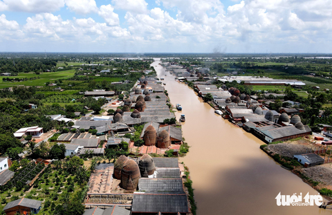 Vương quốc gạch Mang Thít gồng mình chờ thời - Ảnh 2. Lò nung “vương quốc" gạch Mang Thít mang nét đặc trưng độc nhất ở miền Tây với kiến trúc đẹp mắt và đường nét sắc sảo hình quả trứng