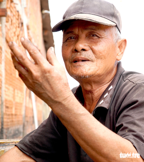 Vương quốc gạch Mang Thít gồng mình chờ thời - Ảnh 7. Ông Năm Lớn: "Hồi đó mần gạch lời dữ lắm, nhân công lũ lượt xếp hàng kéo đến xin làm”
