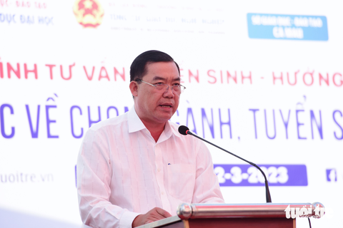 Ông Phạm Thanh Liêm phát biểu trong chương trình tư vấn tuyển sinh - hướng nghiệp tại Đầm Dơi sáng nay 12-3 - Ảnh: DUYÊN PHAN