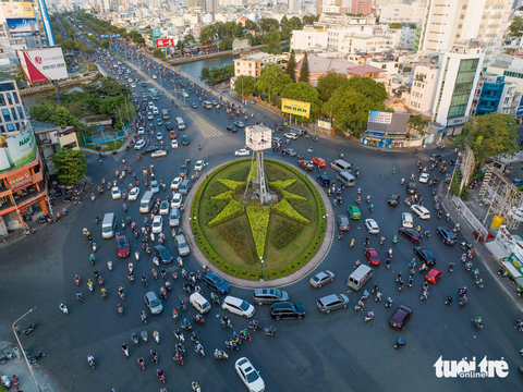 Các vòng xoay ở TP.HCM thay đổi diện mạo nhằm giảm ùn tắc giao thông - Ảnh 12. Các vòng xoay ở TP.HCM thay đổi diện mạo nhằm giảm ùn tắc giao thông - Ảnh 12.