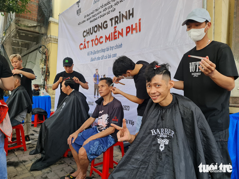 Rủ nhau cắt tóc miễn phí, cả phường vui như hội - Ảnh 1. Rủ nhau cắt tóc miễn phí, cả phường vui như hội - Ảnh 1.