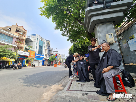 Rủ nhau cắt tóc miễn phí, cả phường vui như hội - Ảnh 4. Rủ nhau cắt tóc miễn phí, cả phường vui như hội - Ảnh 4.