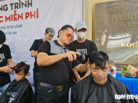 Rủ nhau cắt tóc miễn phí, cả phường vui như hội - Ảnh 5. Rủ nhau cắt tóc miễn phí, cả phường vui như hội - Ảnh 5.