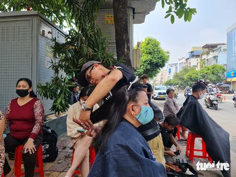 Rủ nhau cắt tóc miễn phí, cả phường vui như hội - Ảnh 6. Rủ nhau cắt tóc miễn phí, cả phường vui như hội - Ảnh 6.