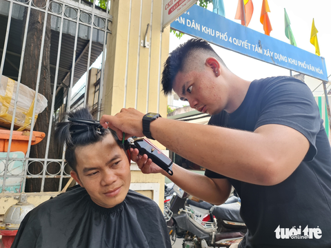 Rủ nhau cắt tóc miễn phí, cả phường vui như hội - Ảnh 7. Rủ nhau cắt tóc miễn phí, cả phường vui như hội - Ảnh 7.